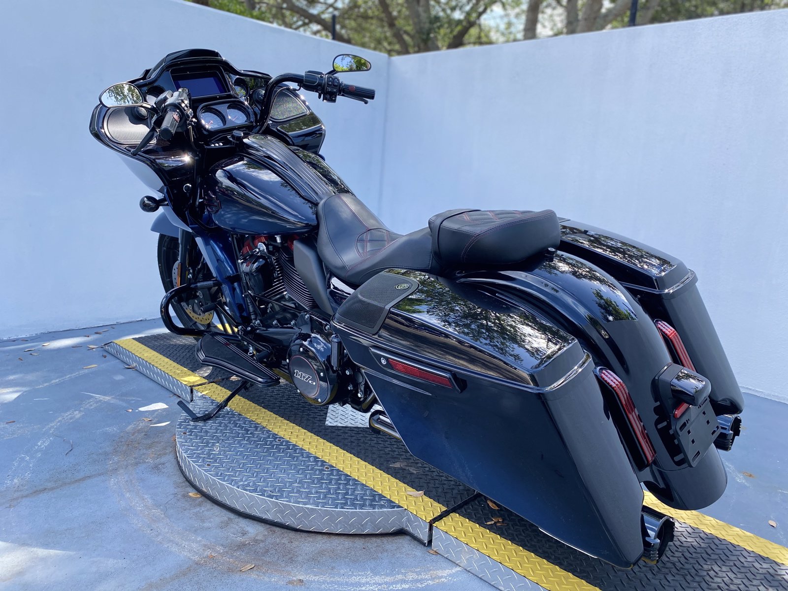 Pre-owned 2019 Harley-davidson Road Glide Cvo Fltrxse Mako Shark Fade 